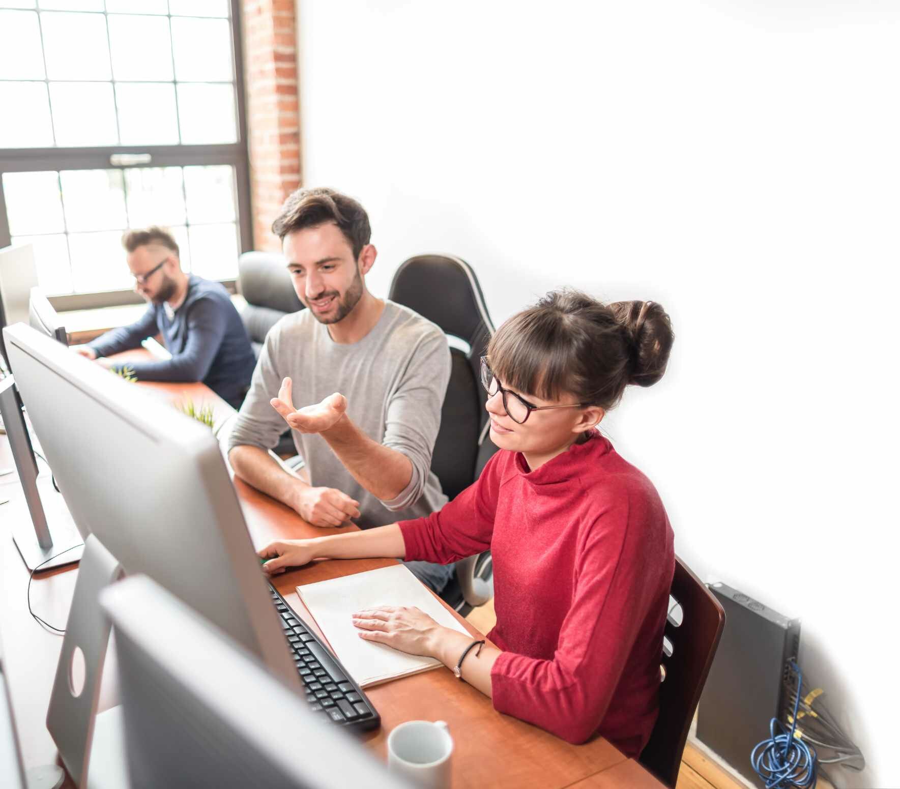 Kollegen vor PCs mit DATAC Software